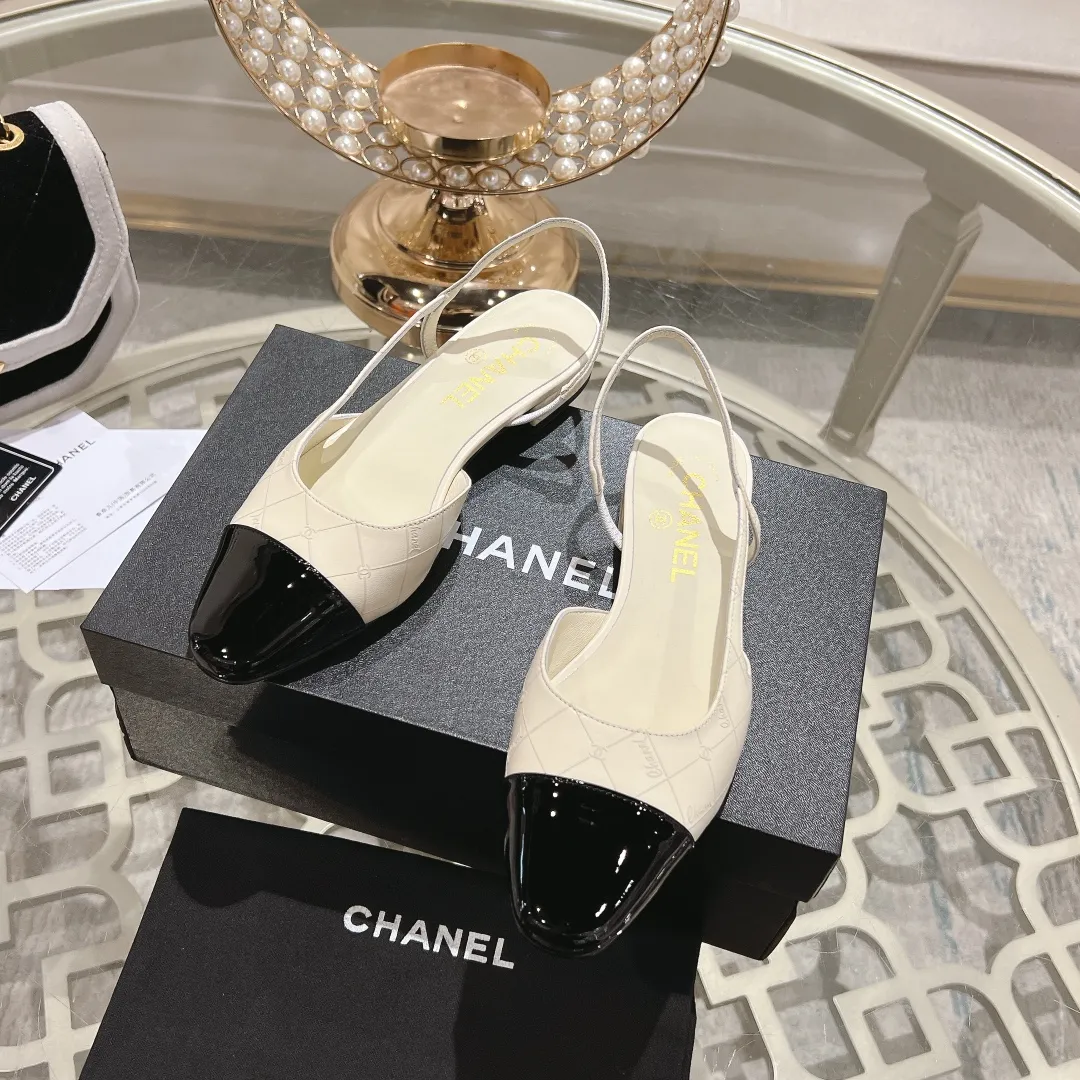 👟👟Ex-factory price 540👟👟 CHANEL Xiangjia 24vs spring and summer new fashion sandals series... Chanel is a very comprehensive noble fashion lifestyle brand. The same models are sold by major fashion bloggers and celebrities in Hong Kong, the United States, and other countries. They are simply beautiful. I fall in love with elegance and the playful sense of the future. I want to own them right away just by looking at them. But you can really think about a pair of exquisite high heels. This series is specially designed for extraordinary and indifferent ladies to create a unique overall effect. CHANEL designs products that inspire women to move forward and highlight their charm... 1️⃣Material: Original customized patent leather + imported sheepskin 2️⃣Inner lining: Original customized imported sheepskin 3️⃣Feet: Original customized imported sheepskin 4️⃣Outsole: Genuine leather sole imported from Italy 5️⃣Heel height: 2.5cm/6.5cm/9cm 6️⃣Number: 34-43 (34.40.41.42.43 customization is not returnable) 7️⃣Packaging: The latest and exquisite full set of packaging at the counter
